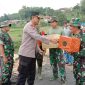 Foto:Kapolres Pamekasan bersama Dandim 0826 saat mengunjungi satgas TMMD