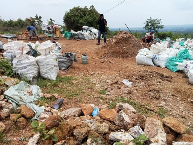 Ket:Tambang fosfat yang berlokasi di desa Ellak daya, lenteng