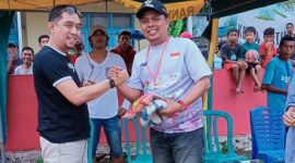 Ketua Askab PSSI Sumenep bersama Kepala Desa Sapeken (kanan). 