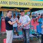 Ketua Askab PSSI Sumenep bersama Kepala Desa Sapeken (kanan).