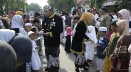 Foto:Bupati Sumenep didampingi istri santuni anak yatim