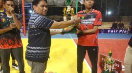 Foto:Ketua panitia saat memberikan hadiah kepada salah satu juara turnamen Bupati cup