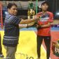 Foto:Ketua panitia saat memberikan hadiah kepada salah satu juara turnamen Bupati cup