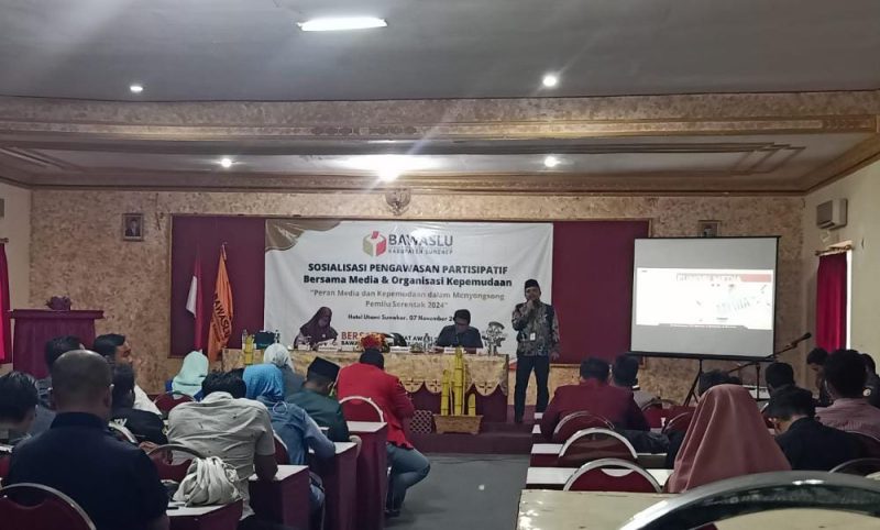 Foto:Rafiqi, S. Hi memberikan materi saat acara sosialisasi pengawasan partisipatif yang dilaksanakan oleh Bawaslu Sumenep