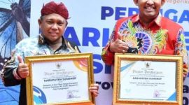 Foto:Bupati Sumenep didampingi Kadinkes Agus Mulyono (kiri) saat menerima penghargaan bidang kesehatan dari Gubernur Jatim