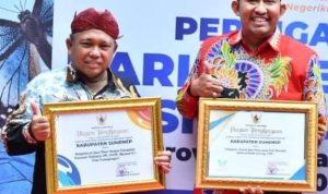 Bupati Sumenep didampingi Kadinkes Agus Mulyono (kiri) saat menerima penghargaan bidang kesehatan dari Gubernur Jatim