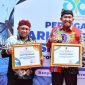Foto:Bupati Sumenep didampingi Kadinkes Agus Mulyono (kiri) saat menerima penghargaan bidang kesehatan dari Gubernur Jatim