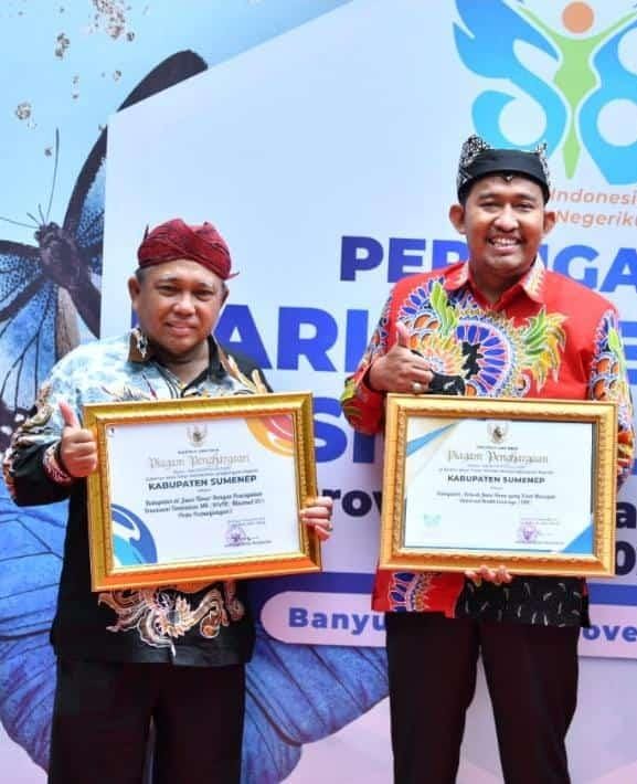 Bupati Sumenep didampingi Kadinkes Agus Mulyono (kiri) saat menerima penghargaan bidang kesehatan dari Gubernur Jatim