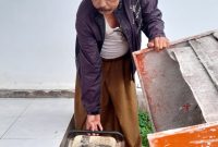 Foto:Orang tua pasien saat harus membawa sendiri mesin homlet ke puskesmas masalembu