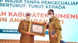 Foto:Bupati Fauzi saat menerima piagam penghargaan dari Gubernur Jatim