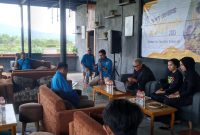 Bincang Santai: KJS dan pelaksana Malang Flower Carnival (MFC) diskusi rencana pelaksanaan even Pelangi di Sumenep tahun 2023. (Foto: Muhammad Fahrul)