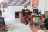 Foto:Awak media saat konfirmasi kepada Kasi Pidsus Kejari Sumenep, Dony SK, SH.MH