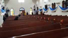 Polisi sterilkan gereja Maria Gunung Karmel, di Desa Pabian, Kota Sumenep. (Foto: Didik Setia Budi)