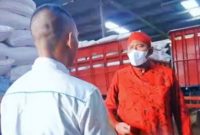 Foto:Bupati Sumenep saat melakukan sidak pupuk bersubsidi 