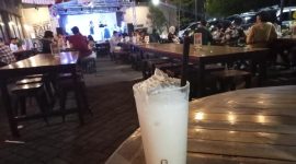 Lotus cafe rame pengunjung 