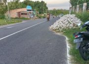Tumpukan Material  Batu Putih di Pinggir Jalan Lingkar Utara Kebunan Resahkan Warga