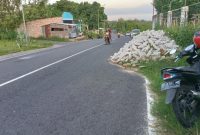 Foto:Tumpukan Material  Batu Putih di Jl. Lingkar utara