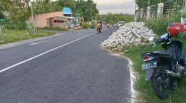 Foto:Tumpukan Material  Batu Putih di Jl. Lingkar utara