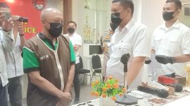 Tersangka GS, 56 Tahun, saat diinterogasi petugas. (Foto: Heri Wicaksana)
