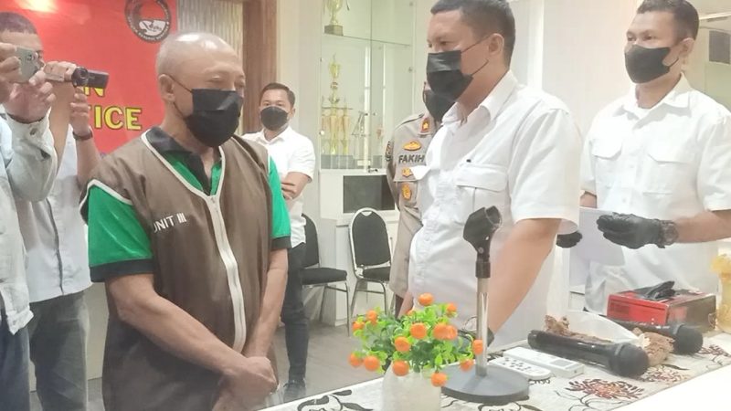 Tersangka GS, 56 Tahun, saat diinterogasi petugas. (Foto: Heri Wicaksana)