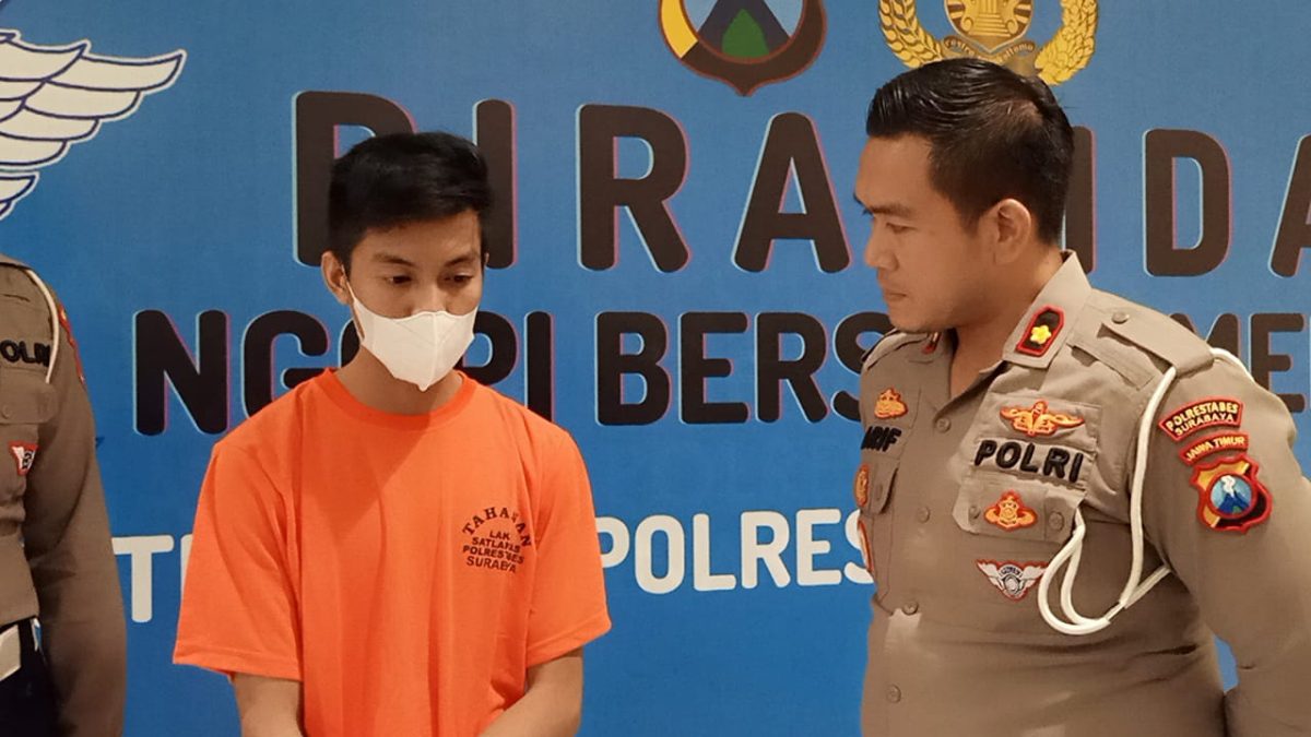 Kasatlantas Polrestabes Surabaya Kompol Arif Fazlurrahman saat menginterogasi tersangka. (Foto: Heri Wicaksana)