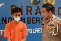 Kasatlantas Polrestabes Surabaya Kompol Arif Fazlurrahman saat menginterogasi tersangka. (Foto: Heri Wicaksana)