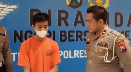 Kasatlantas Polrestabes Surabaya Kompol Arif Fazlurrahman saat menginterogasi tersangka. (Foto: Heri Wicaksana)