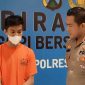 Kasatlantas Polrestabes Surabaya Kompol Arif Fazlurrahman saat menginterogasi tersangka. (Foto: Heri Wicaksana)