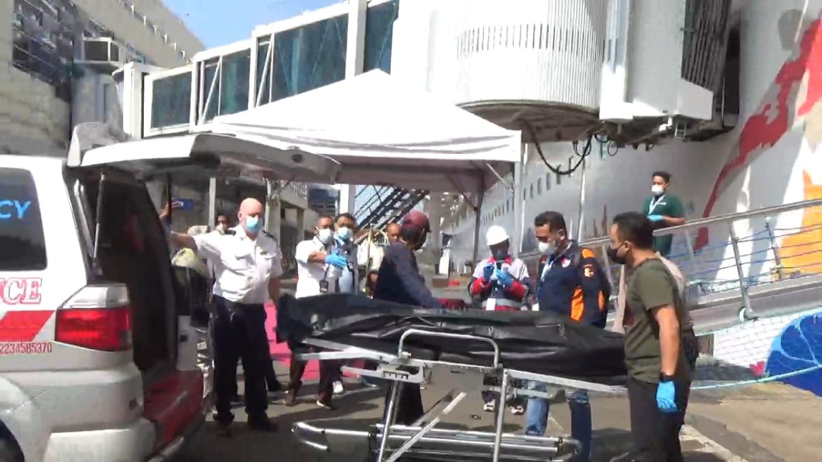 SIGAP: Petugas Pelabuhan mengevakuasi jenazah kru kapal pesiar ke Rumah Sakit PHC Surabaya, Selasa, (20/12/2022). (Foto: Heri Wicaksana)