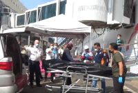 SIGAP: Petugas Pelabuhan mengevakuasi jenazah kru kapal pesiar ke Rumah Sakit PHC Surabaya, Selasa, (20/12/2022). (Foto: Heri Wicaksana)