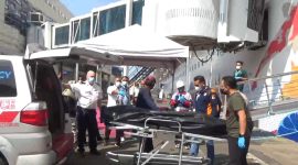 SIGAP: Petugas Pelabuhan mengevakuasi jenazah kru kapal pesiar ke Rumah Sakit PHC Surabaya, Selasa, (20/12/2022). (Foto: Heri Wicaksana)