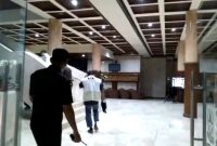 Petugas KPK terlihat masuk ke gedung DPRD Jawa Timur. (Foto: Heri Wicaksana)