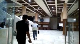 Petugas KPK terlihat masuk ke gedung DPRD Jawa Timur. (Foto: Heri Wicaksana)
