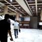 Petugas KPK terlihat masuk ke gedung DPRD Jawa Timur. (Foto: Heri Wicaksana)