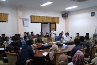 Suasana hearing puluhan petani bersama anggota DPRD Sampang terkait kelangkaan pupuk bersubsidi. (Foto: Abdul Wahyd)