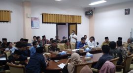 Suasana hearing puluhan petani bersama anggota DPRD Sampang terkait kelangkaan pupuk bersubsidi. (Foto: Abdul Wahyd)