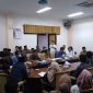 Suasana hearing puluhan petani bersama anggota DPRD Sampang terkait kelangkaan pupuk bersubsidi. (Foto: Abdul Wahyd)