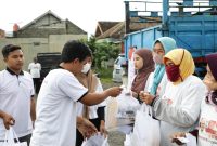 Komunitas Sopir Truk pendukung Ganjar di Kediri bagikan sembako. (Foto: Heri Wicaksana)