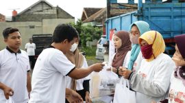 Komunitas Sopir Truk pendukung Ganjar di Kediri bagikan sembako. (Foto: Heri Wicaksana)