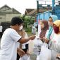Komunitas Sopir Truk pendukung Ganjar di Kediri bagikan sembako. (Foto: Heri Wicaksana)