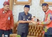 Wakili Masyarakat Sumenep, Bupati Fauzi bersama Kadinsos Serahkan Bantuan Untuk Korban Gempa Cianjur