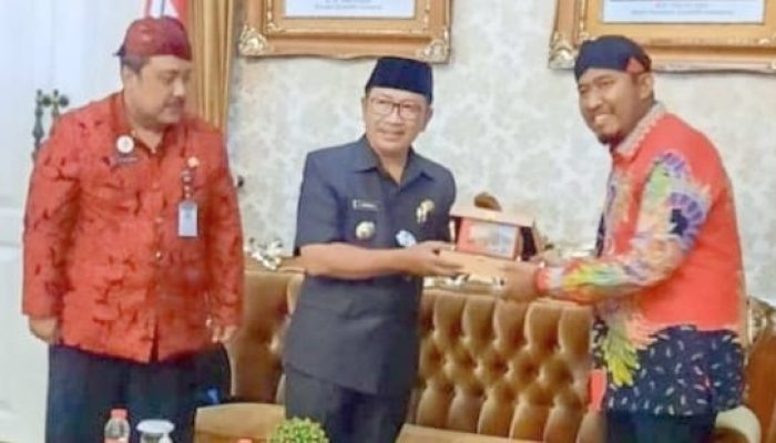 Wakili Masyarakat Sumenep, Bupati Fauzi bersama Kadinsos Serahkan Bantuan Untuk Korban Gempa Cianjur