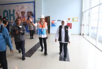 Gubernur Khofifah memantau peningkatan arus penumpang di Pelabuhan Surabaya. (Foto: Heri Wicaksono)