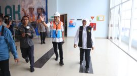Gubernur Khofifah memantau peningkatan arus penumpang di Pelabuhan Surabaya. (Foto: Heri Wicaksono)