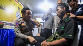SIGAP: Kasatlantas Polrestabes Surabaya Kompol Arif Fazlurrahman saat menginterogasi pelaku. (Foto: Heri Wicaksono)