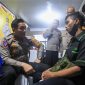 SIGAP: Kasatlantas Polrestabes Surabaya Kompol Arif Fazlurrahman saat menginterogasi pelaku. (Foto: Heri Wicaksono)