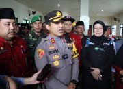 Didampingi Ka dinsos, Kapolres Sumenep Gelar Jumat Curhat Untuk Penumpang Tujuan Kepulauan Didampingi Ka dinsos, Kapolres Sumenep Gelar Jumat Curhat Untuk Penumpang Tujuan Kepulauan
