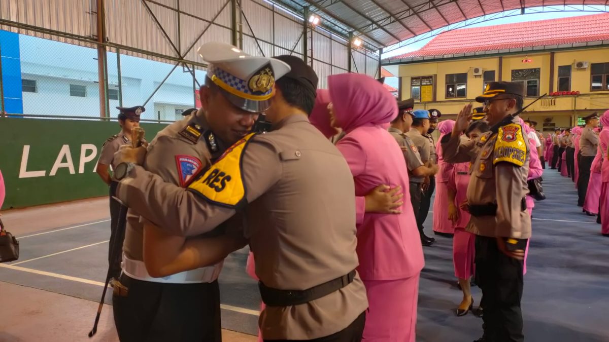 Foto:Penuh haru, Kapolres Sumenep peluk Kanit Regident (KRI) Polres Sumenep Iptu Aris Wibawa, SH.