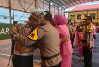 Foto:Penuh haru, Kapolres Sumenep peluk Kanit Regident (KRI) Polres Sumenep Iptu Aris Wibawa, SH.