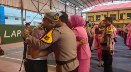 Foto:Penuh haru, Kapolres Sumenep peluk Kanit Regident (KRI) Polres Sumenep Iptu Aris Wibawa, SH.